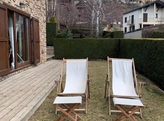 Casa En Residential Con Jardin Y Piscina Nyaraló