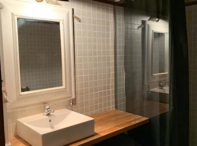 Casa En Residential Con Jardin Y Piscina Nyaraló Estavar