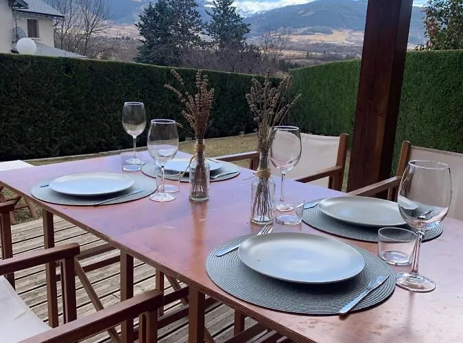 Casa En Residential Con Jardin Y Piscina Nyaraló
